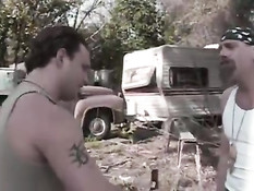 Светловолосая шалава Aurora Snow отсасывает и ебётся на поляне