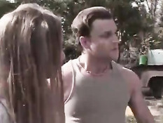 Светловолосая шалава Aurora Snow отсасывает и ебётся на поляне