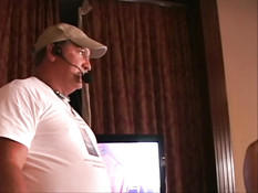 Бисексуальная дама хочет опробовать на себе игрушку для сквирта