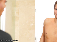 Мулатка Ana Foxxx и блондинка Kate England делают парню массаж