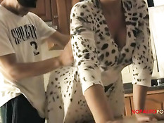 Парнишка на кухне поимел в разных позах грудастую зрелую даму