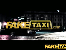 Водитель лондонского такси оттрахал в машине сисястую блондинку