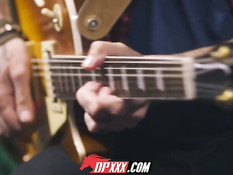 Сиськастая рокерша Kayla Green на диване трахается с гитаристом