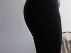 Девка снимает чёрные брюки и показывает голую попу в стрингах