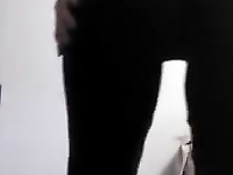 Девка снимает чёрные брюки и показывает голую попу в стрингах