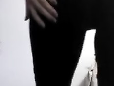 Девка снимает чёрные брюки и показывает голую попу в стрингах