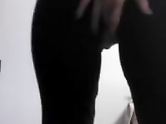 Девка снимает чёрные брюки и показывает голую попу в стрингах