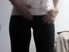 Девка снимает чёрные брюки и показывает голую попу в стрингах
