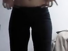 Девка снимает чёрные брюки и показывает голую попу в стрингах