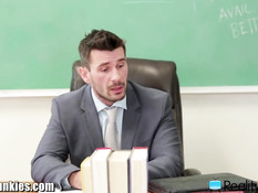 Студентка Miko Dai отсасывает преподавателю и ебётся в аудитории