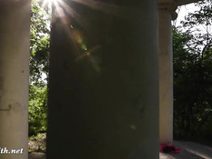 Соблазнительная русская красотка Jeny Smith обнажается в парке