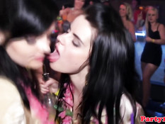 Пьяные европейские шалавы раздеваются и трахаются на вечеринке