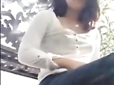 Латинская девка раздевается в парке и мастурбирует киску рукой