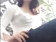 Латинская девка раздевается в парке и мастурбирует киску рукой