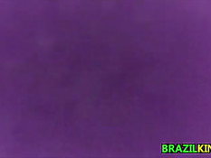 Бразильский парень трётся членом об задницы девушек в автобусе