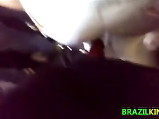 Бразильский парень трётся членом об задницы девушек в автобусе