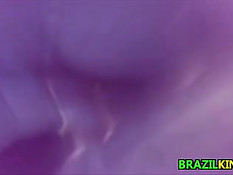 Бразильский парень трётся членом об задницы девушек в автобусе