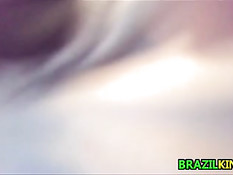 Бразильский парень трётся членом об задницы девушек в автобусе