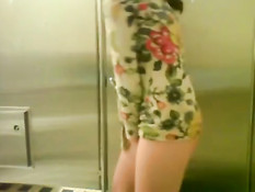 Студентка обнажает свою грудь и мастурбирует киску в библиотеке