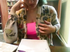 Студентка обнажает свою грудь и мастурбирует киску в библиотеке