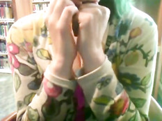 Студентка обнажает свою грудь и мастурбирует киску в библиотеке