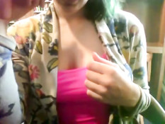 Студентка обнажает свою грудь и мастурбирует киску в библиотеке