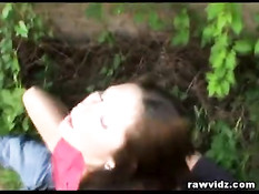 Двое парней на обочине возле шоссе отъебали молодую брюнетку