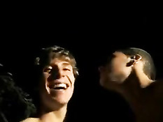 Гомосексуальный парень подошёл к молодому другу и подрочил хуй