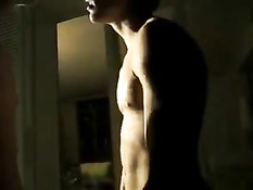 Гомосексуальный парень подошёл к молодому другу и подрочил хуй