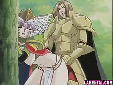 Рыцарь даёт аниме девчонке отсосать член и трахает раком в лесу