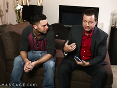 Зрелая женщина Lea Lexis сделала парню массаж нуру и села на хуй