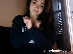 Девчонка встаёт рачком и бьёт по своей соблазнительной заднице