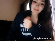 Девчонка встаёт рачком и бьёт по своей соблазнительной заднице