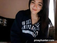 Девчонка встаёт рачком и бьёт по своей соблазнительной заднице