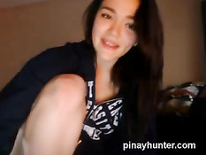 Девчонка встаёт рачком и бьёт по своей соблазнительной заднице