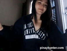 Девчонка встаёт рачком и бьёт по своей соблазнительной заднице