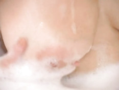 Asian babe seducing in bathtub