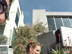 Грудастая девушка с косичками Phoenix Marie оттрахана на диване