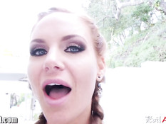 Грудастая девушка с косичками Phoenix Marie оттрахана на диване