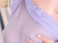 Горячая девушка на кровати играется со своими огромными сиськами