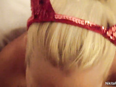 Грудастая блондиночка Nikita Von James подрочила пенис сиськами