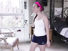 Худенькая девушка будит своего бойфренда и делает минет на полу