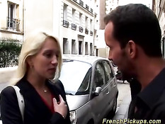 Снял во дворе молодую французскую блондинку и оттрахал в анал