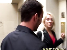 Снял во дворе молодую французскую блондинку и оттрахал в анал