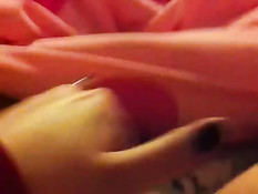 Тёлка рукой мастурбирует выбритую пизду и снимает на смартфон