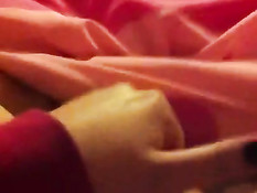 Тёлка рукой мастурбирует выбритую пизду и снимает на смартфон