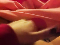 Тёлка рукой мастурбирует выбритую пизду и снимает на смартфон