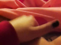 Тёлка рукой мастурбирует выбритую пизду и снимает на смартфон