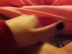 Тёлка рукой мастурбирует выбритую пизду и снимает на смартфон