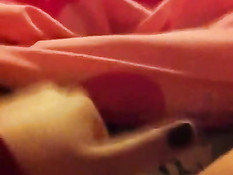 Тёлка рукой мастурбирует выбритую пизду и снимает на смартфон